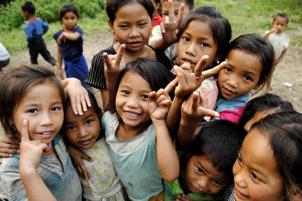 Les enfants laotiens de Ban Ya Nang disent bonjour, Laos Tours